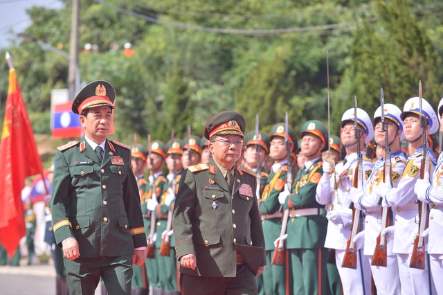 Hai Bộ trưởng Quốc phòng Việt Nam - Lào duyệt đội danh dự Quân đội Việt Nam ở biên giới- Ảnh 3.