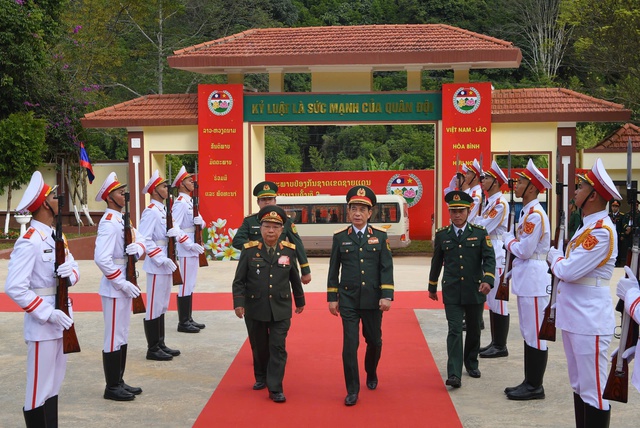 Hai Bộ trưởng Quốc phòng Việt Nam - Lào duyệt đội danh dự Quân đội Việt Nam ở biên giới- Ảnh 9.