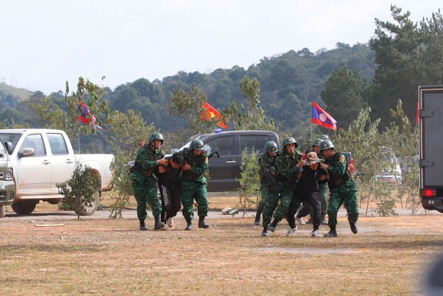 Hai Bộ trưởng Quốc phòng Việt Nam - Lào duyệt đội danh dự Quân đội Việt Nam ở biên giới- Ảnh 7.