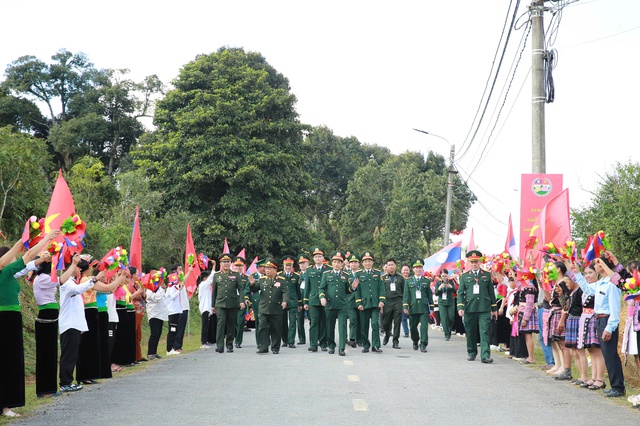 Hai Bộ trưởng Quốc phòng Việt Nam - Lào duyệt đội danh dự Quân đội Việt Nam ở biên giới- Ảnh 6.