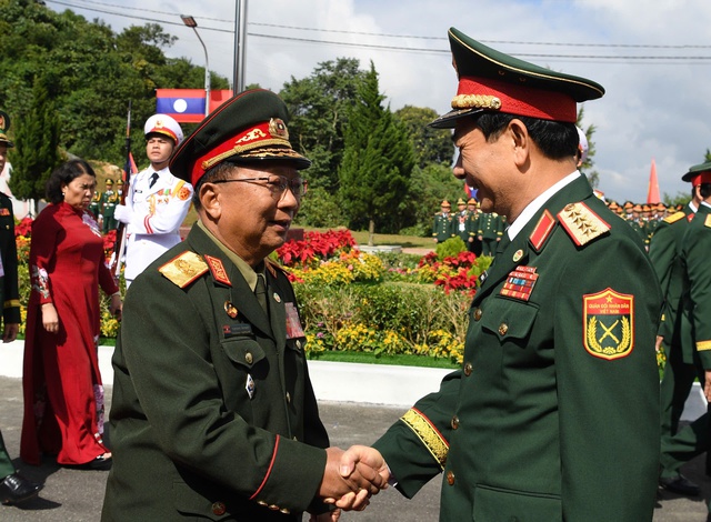 Hai Bộ trưởng Quốc phòng Việt Nam - Lào duyệt đội danh dự Quân đội Việt Nam ở biên giới- Ảnh 1.