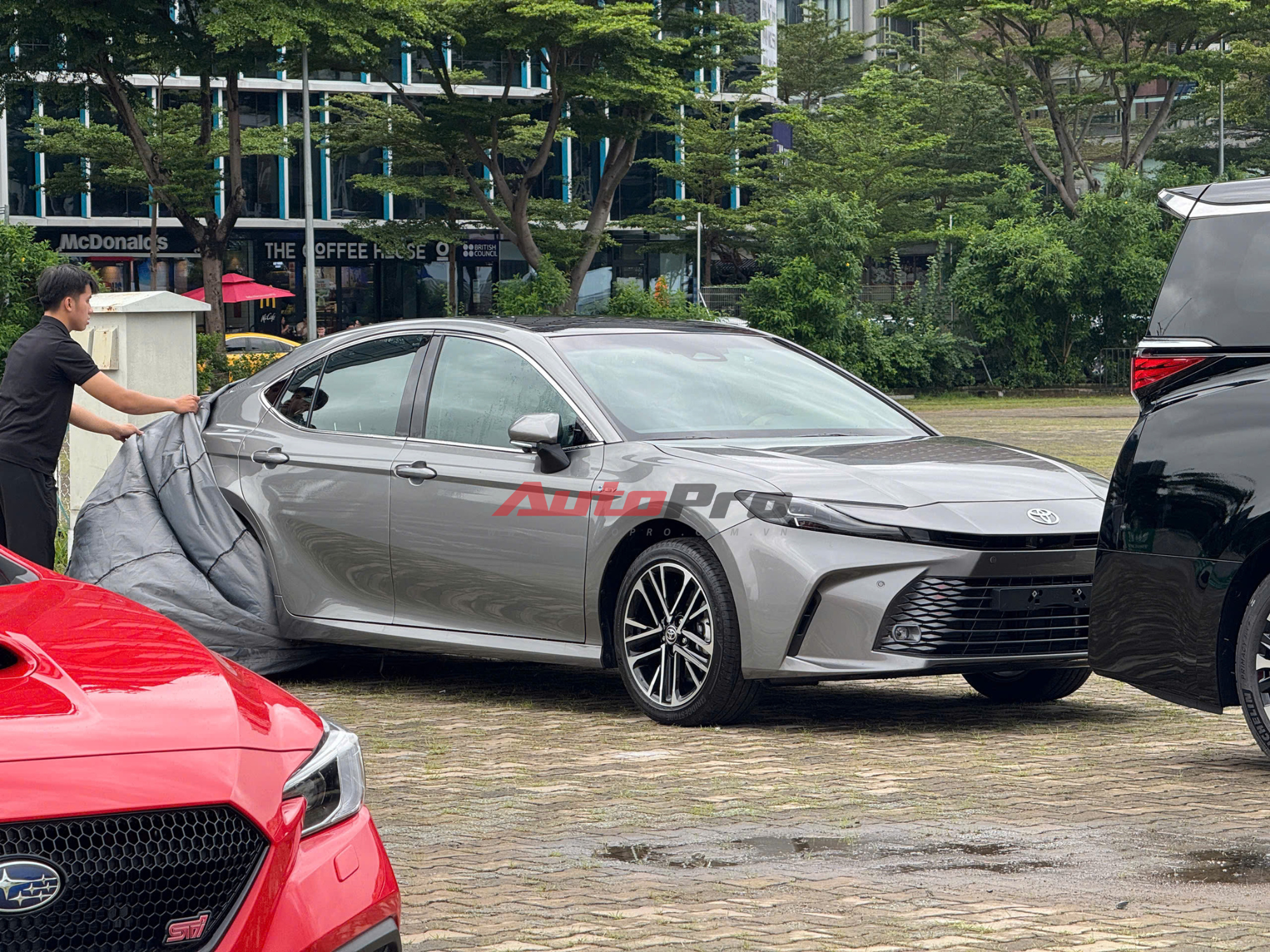 Hot nhất lúc này: Toyota Camry đời mới lộ diện tại VMS 2024, là bản cao nhất, màn hình kép 12,3inch, chỉ còn động cơ hybrid, có ADAS - Ảnh 2.