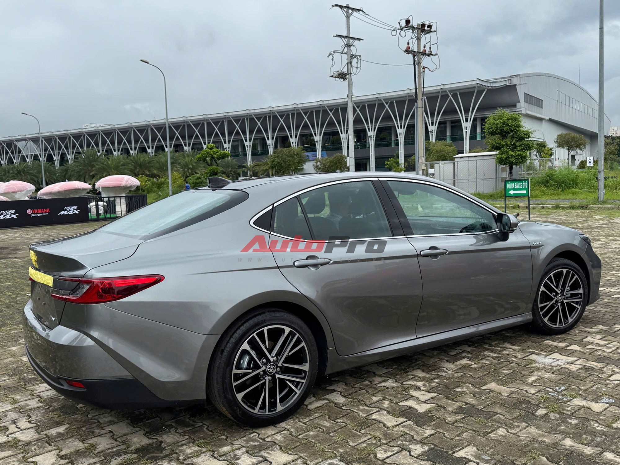 Hot nhất lúc này: Toyota Camry đời mới lộ diện tại VMS 2024, là bản cao nhất, màn hình kép 12,3inch, chỉ còn động cơ hybrid, có ADAS - Ảnh 4.