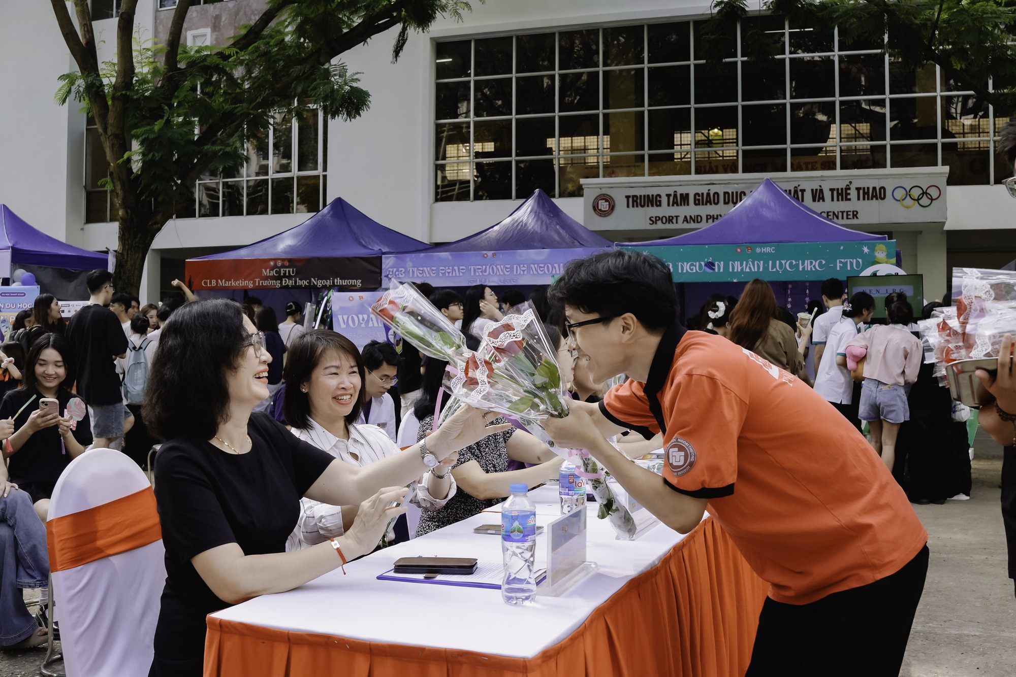 Hàng ngàn sinh viên tập trung kín mít ở sân một trường ĐH top đầu tại Hà Nội từ sáng đến đêm: Chuyện gì đây?- Ảnh 4.