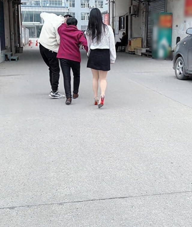 Cặp đ&ocirc;i ly h&ocirc;n chưa đến 1 giờ, mẹ chồng bắt đi đăng k&yacute; kết h&ocirc;n lại: Biết l&yacute; do chia tay, netizen tức giận- Ảnh 2.