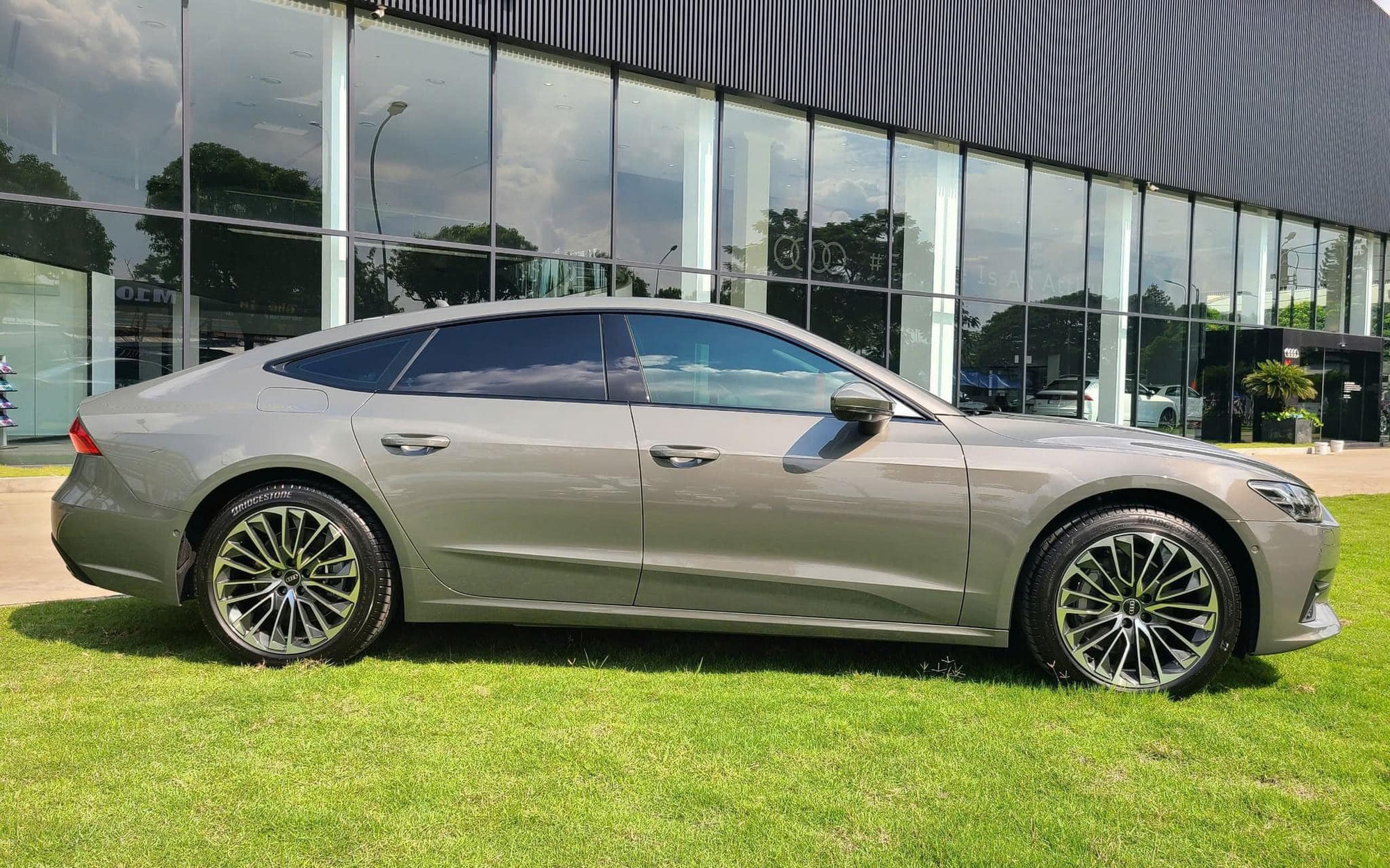 Audi A7 Sportback 2024 về đại lý: Giá tham khảo 2,99 tỷ, xấp xỉ E 300, có đèn Matrix, loa B&O, động cơ nhỏ hơn, bỏ AWD- Ảnh 6.