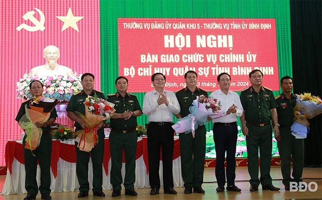 Bổ nhiệm tân Chính ủy, Phó Chỉ huy trưởng kiêm Tham mưu trưởng, Phó Chính ủy, Chủ nhiệm Chính trị Bộ Chỉ huy Quân sự tỉnh- Ảnh 1.