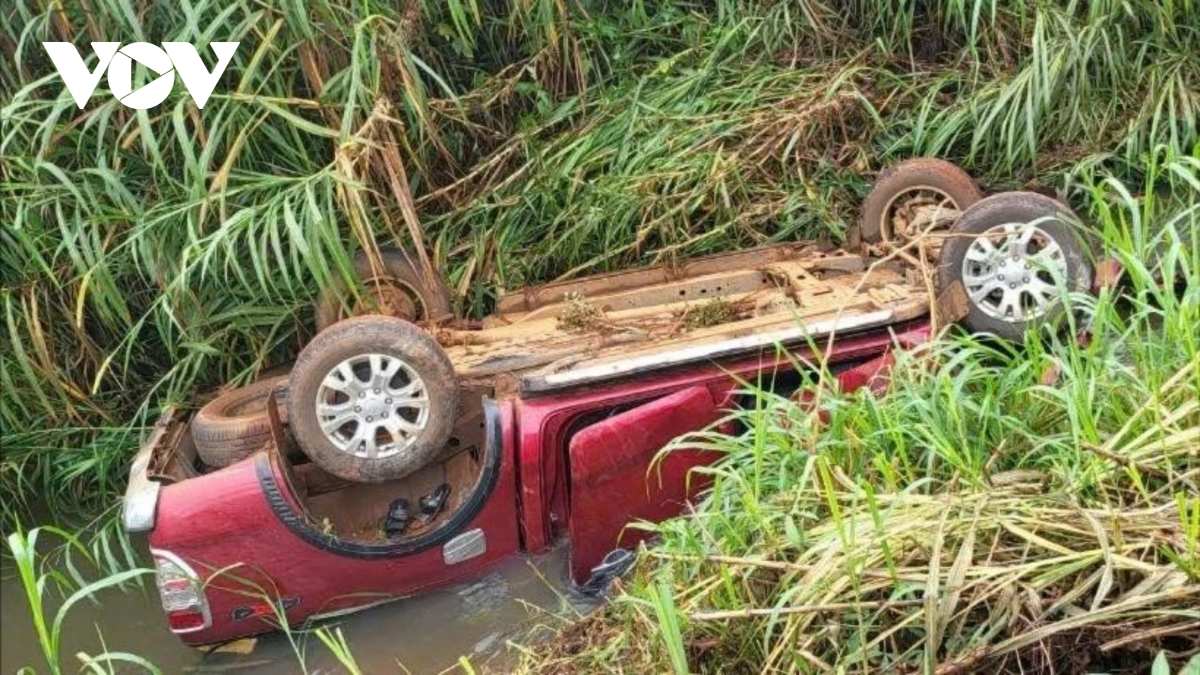 Khởi tố vụ xe bán tải rơi xuống suối khiến 5 người thương vong Khởi tố vụ xe bán tải rơi xuống suối khiến 5 người thương vong