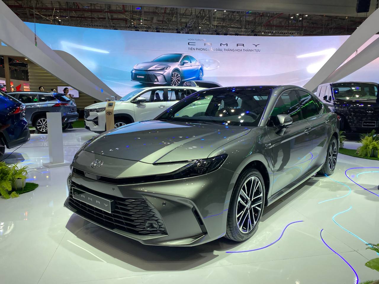 Toyota Camry 2025 ra mắt Việt Nam: Giá cao nhất 1,53 tỷ, có cả xăng và hybrid, đắt nhưng vẫn không sợ Mazda6, Accord- Ảnh 1.