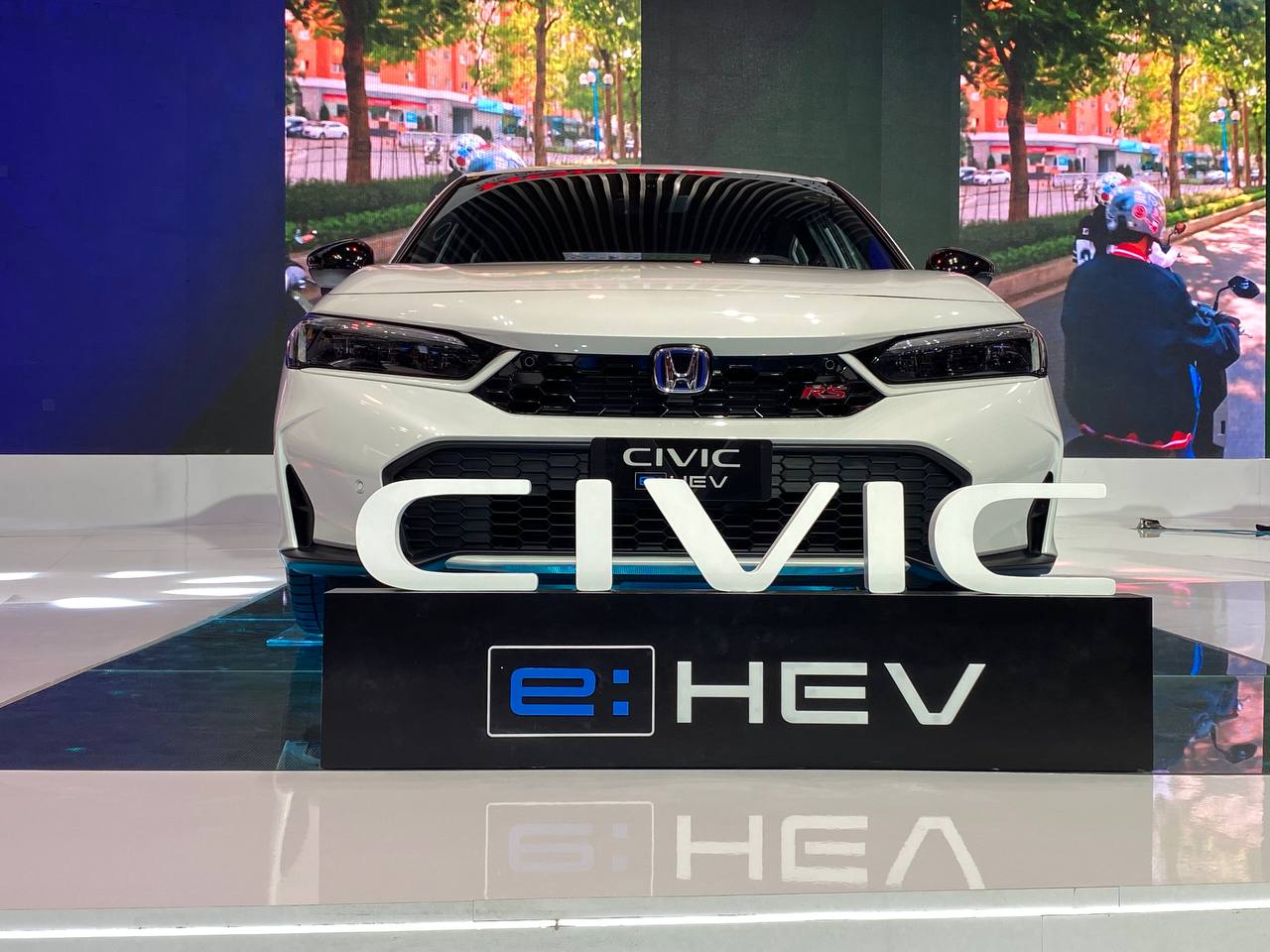 Honda Civic 2024 chính thức ra mắt tại VMS 2024: Giá từ 789 triệu đồng, 8 cảm biến trước sau, bản hybrid mạnh tới 200 mã lực- Ảnh 13.