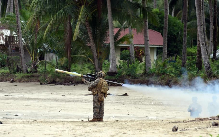 Thủy quân lục chiến Mỹ dùng Stinger MANPAD đánh chìm thuyền ở Philippines - Ảnh 1.