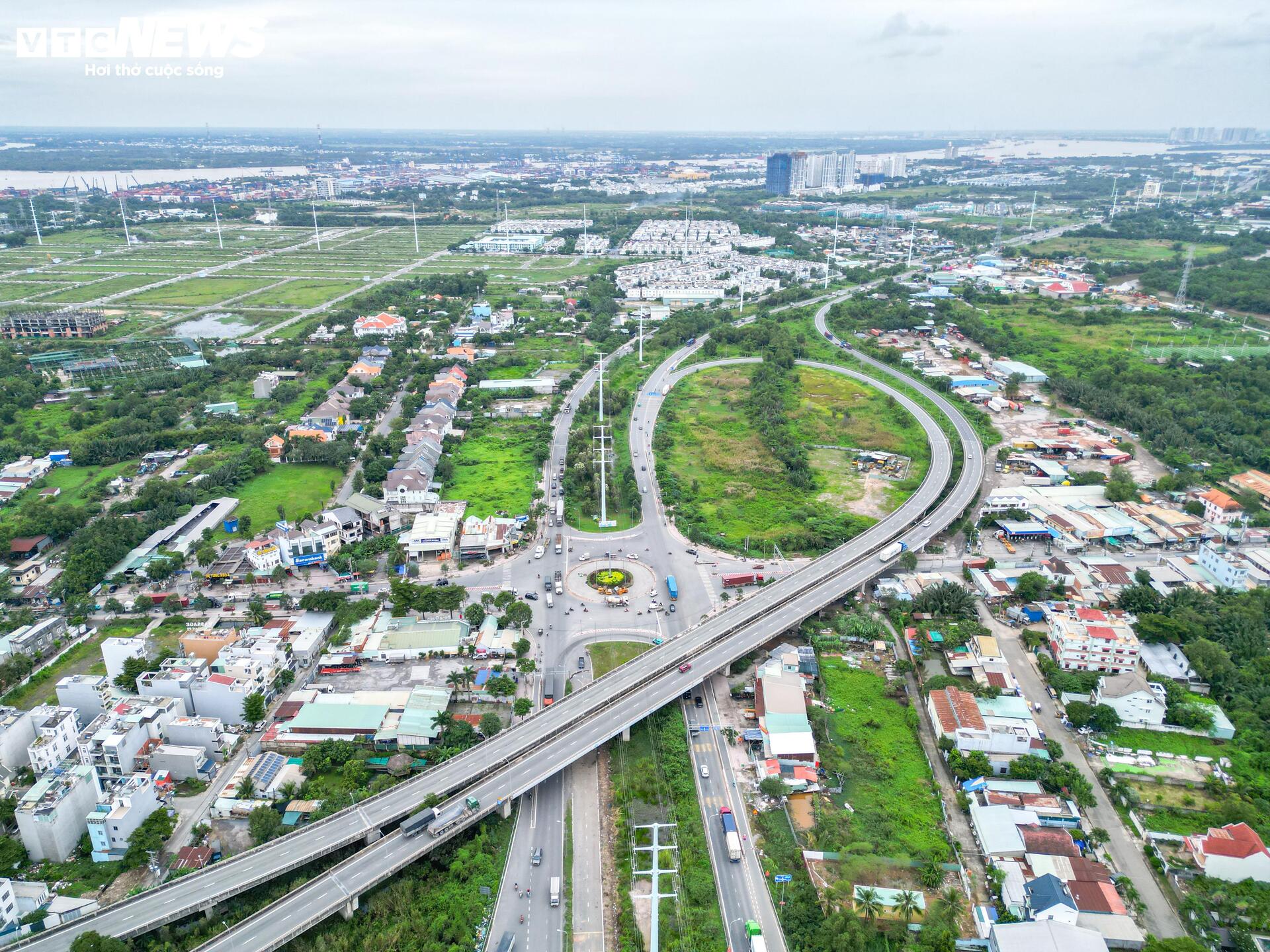 Toàn cảnh điểm đen giao thông TP . HCM vòng xoay Phú Hữu đầy nguy hiểm - Ảnh 1.