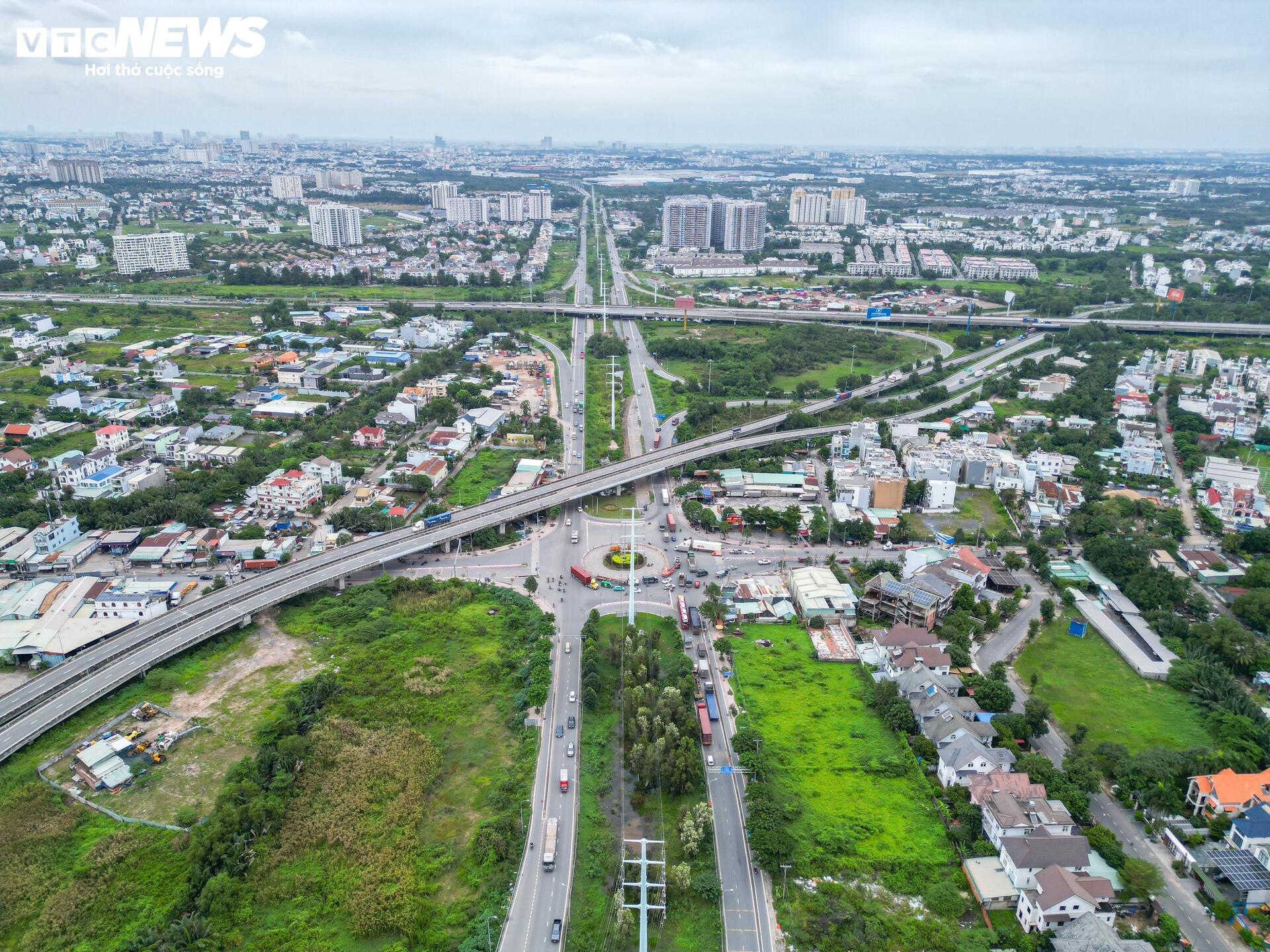 Toàn cảnh điểm đen giao thông TP . HCM vòng xoay Phú Hữu đầy nguy hiểm - Ảnh 16.