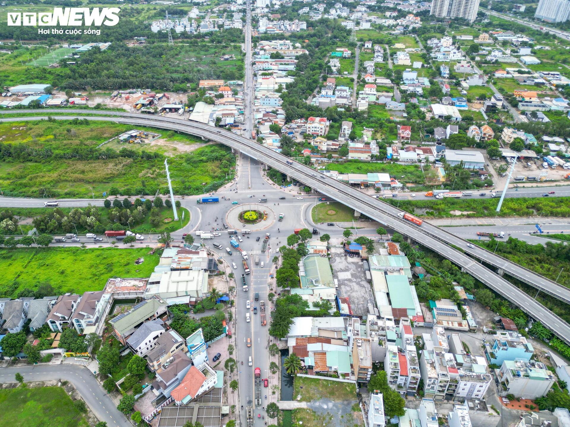 Toàn cảnh điểm đen giao thông TP . HCM vòng xoay Phú Hữu đầy nguy hiểm - Ảnh 14.