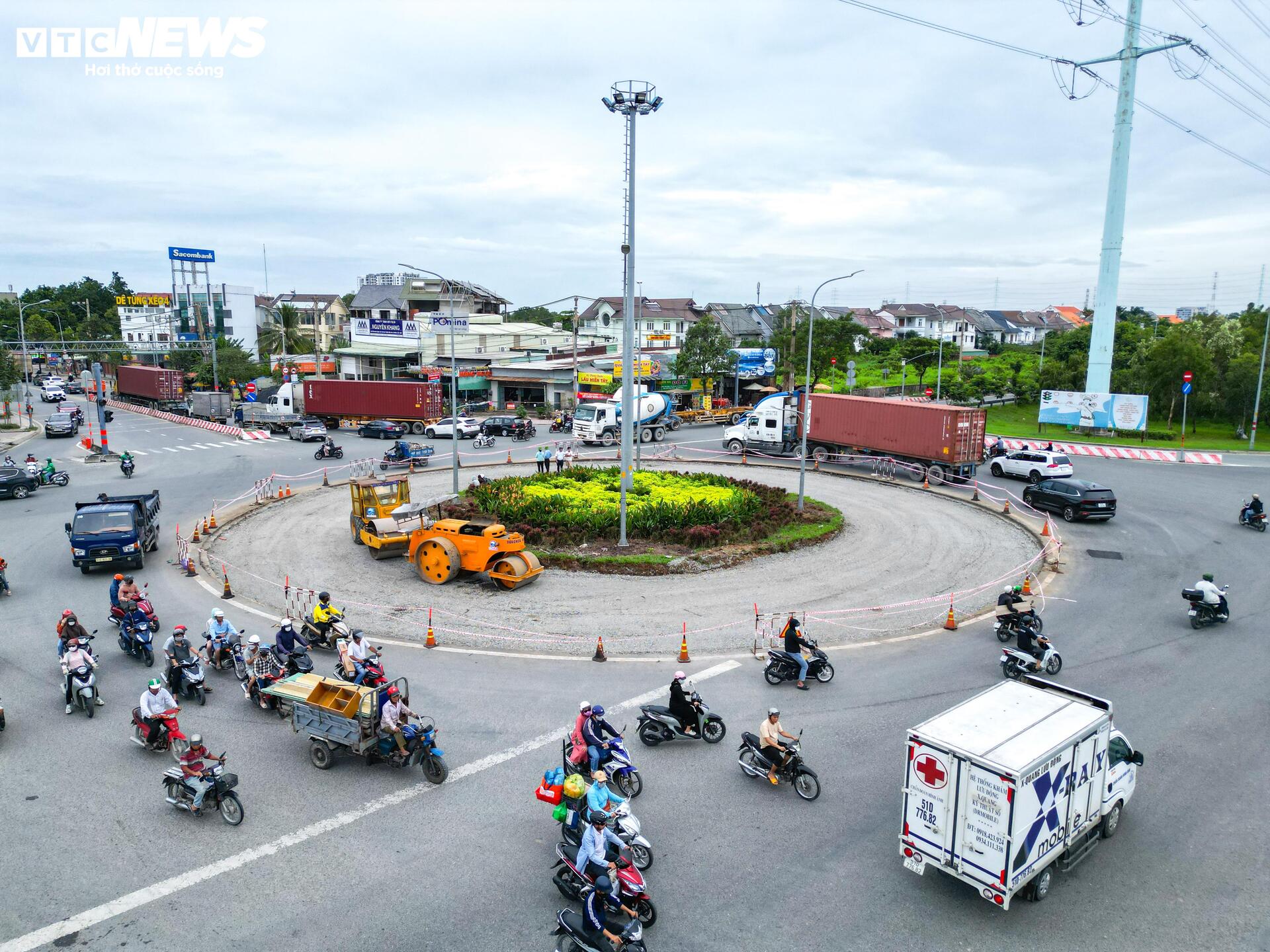 Toàn cảnh điểm đen giao thông TP . HCM vòng xoay Phú Hữu đầy nguy hiểm - Ảnh 2.