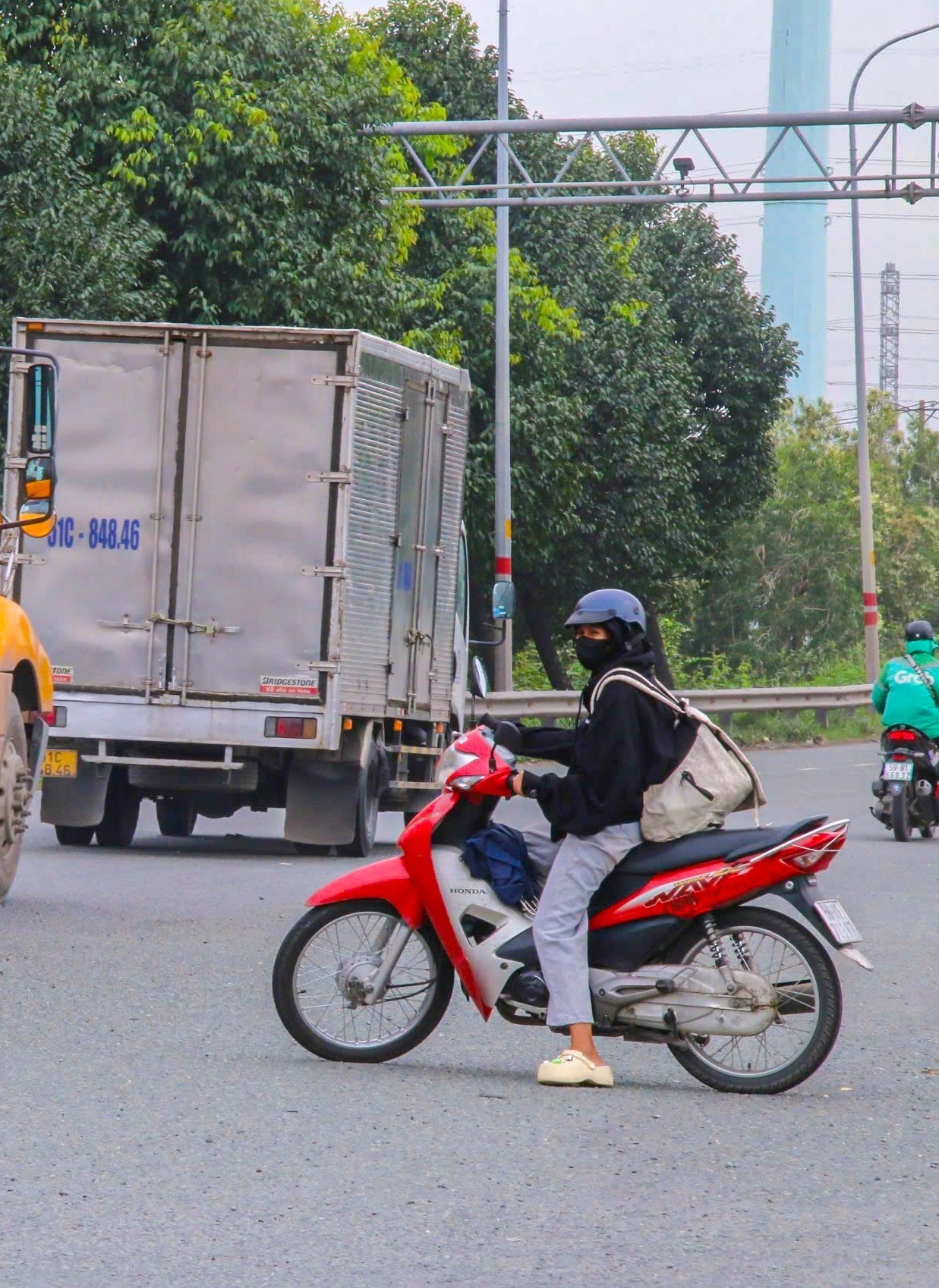 Toàn cảnh điểm đen giao thông TP . HCM vòng xoay Phú Hữu đầy nguy hiểm - Ảnh 3.