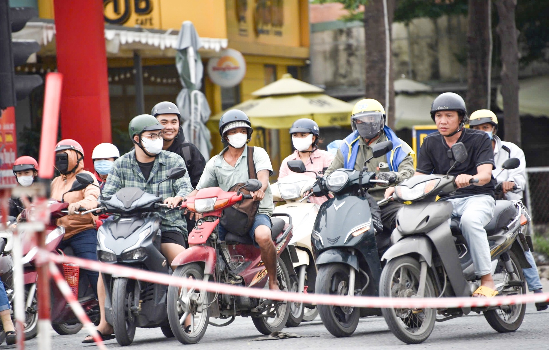 Toàn cảnh điểm đen giao thông TP . HCM vòng xoay Phú Hữu đầy nguy hiểm - Ảnh 8.