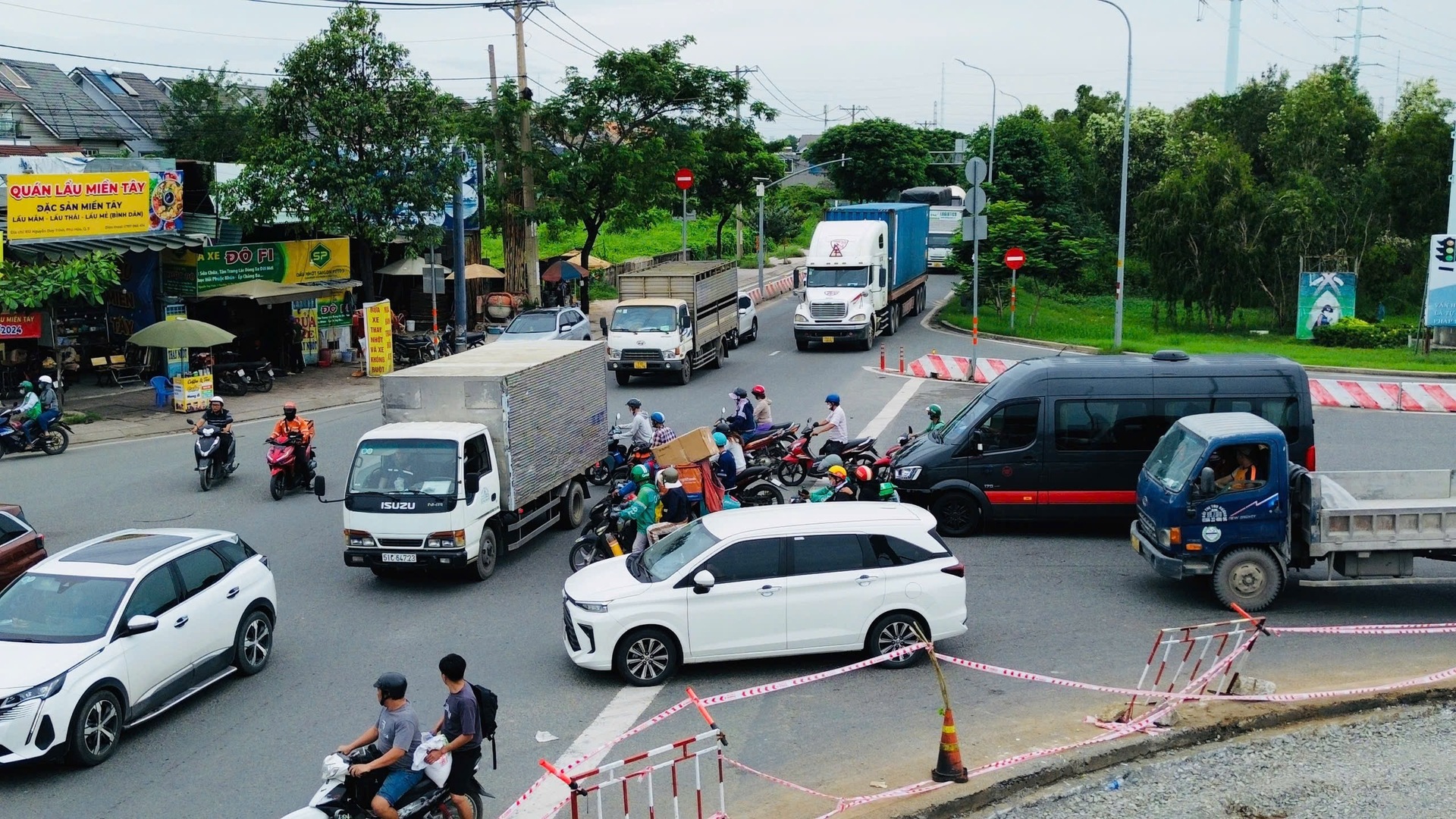 Toàn cảnh điểm đen giao thông TP . HCM vòng xoay Phú Hữu đầy nguy hiểm - Ảnh 9.