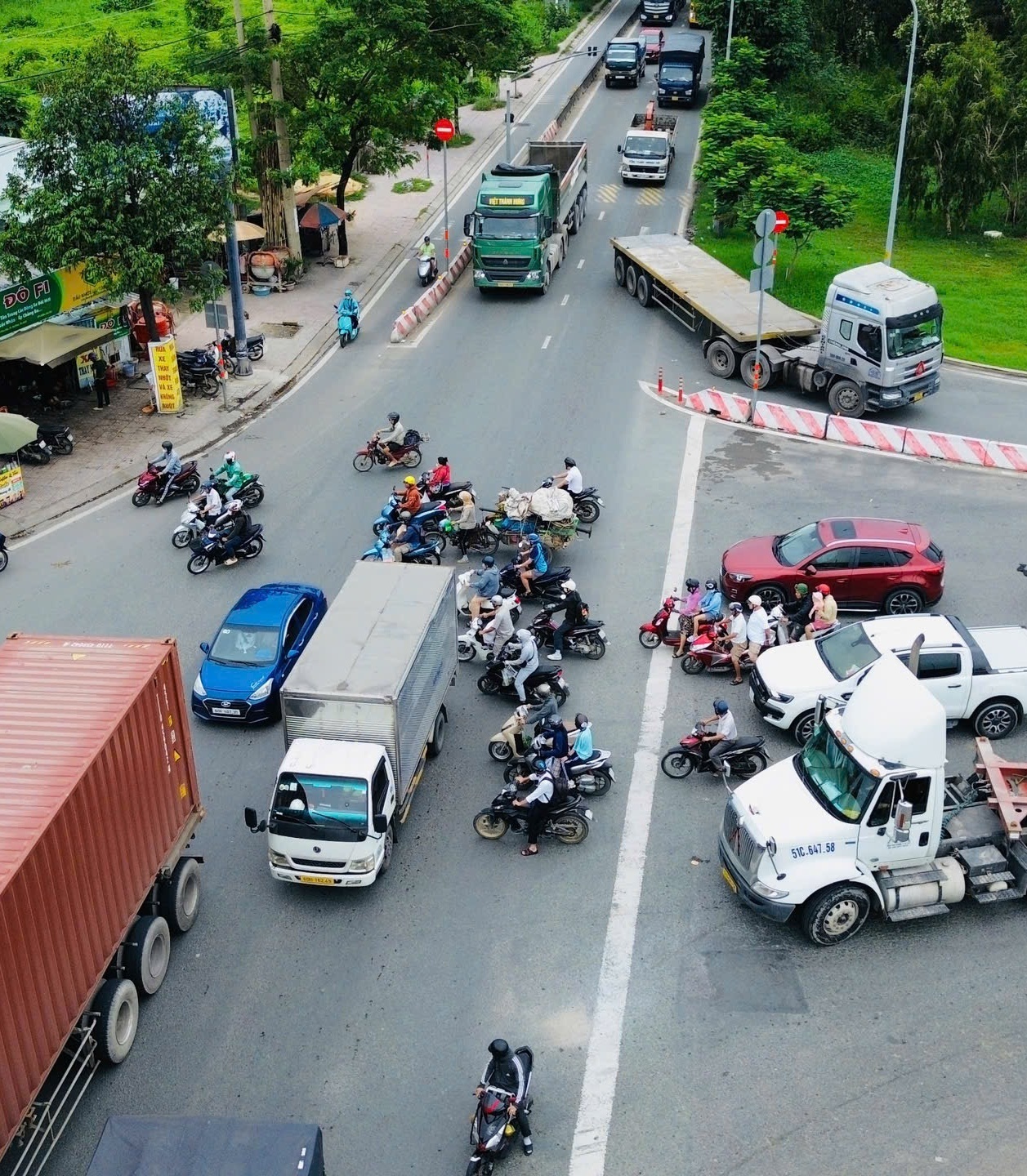 Toàn cảnh điểm đen giao thông TP . HCM vòng xoay Phú Hữu đầy nguy hiểm - Ảnh 7.