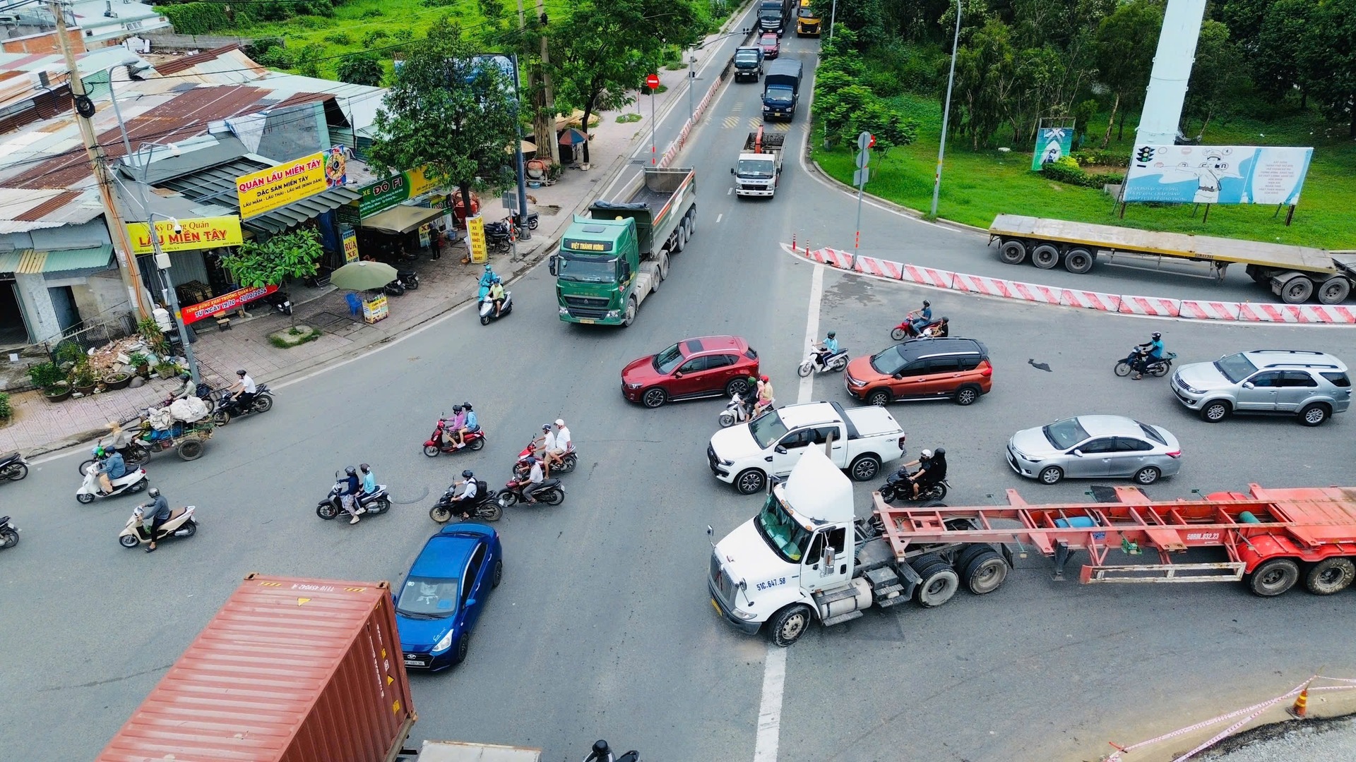 Toàn cảnh điểm đen giao thông TP . HCM vòng xoay Phú Hữu đầy nguy hiểm - Ảnh 12.