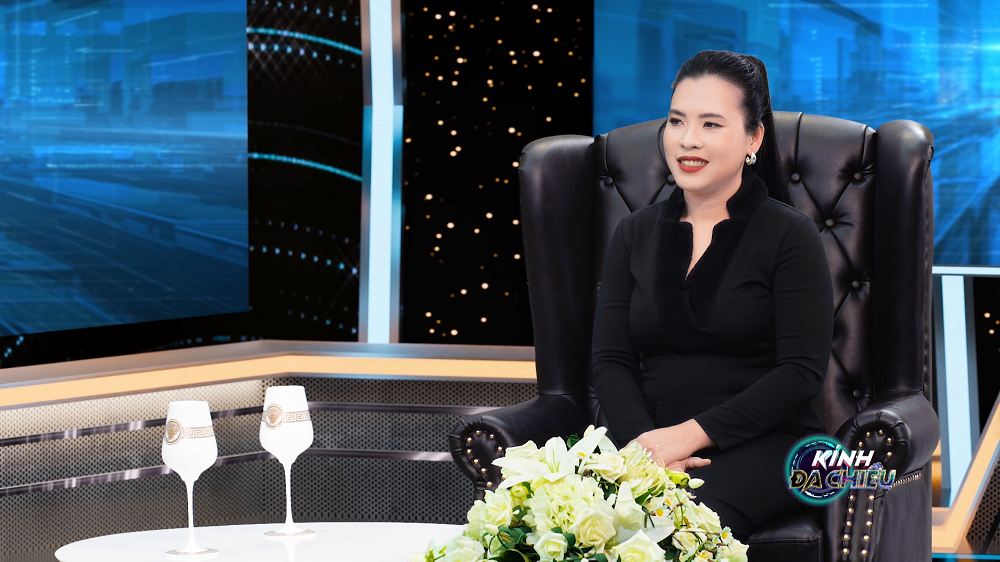 Một nữ đạo diễn nổi tiếng bị bạn gái của đồng nghiệp dằn mặt: “Tránh xa người yêu tôi ra”