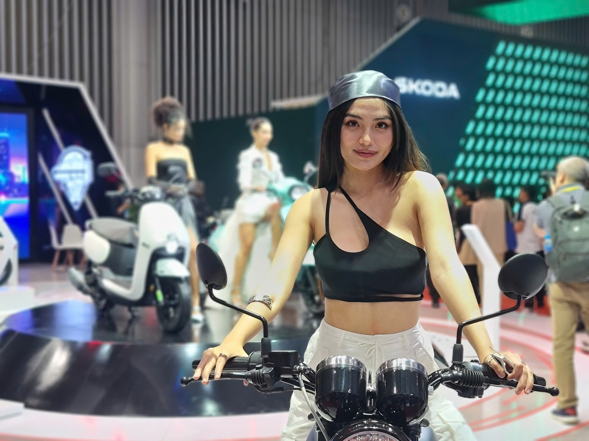 'Bóng hồng' khoe sắc tại Vietnam Motor Show 2024 - Ảnh 10.