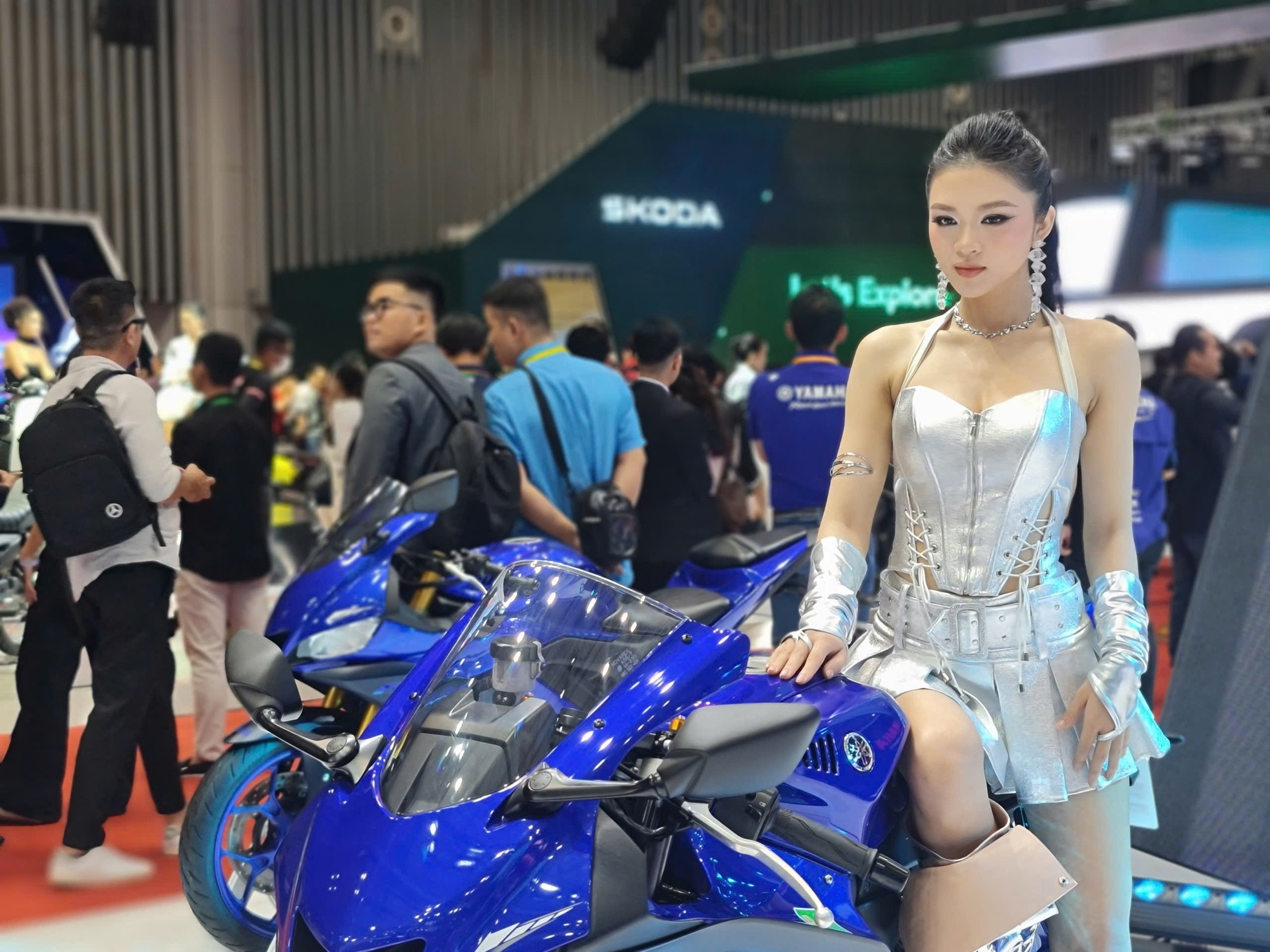 'Bóng hồng' khoe sắc tại Vietnam Motor Show 2024 - Ảnh 6.