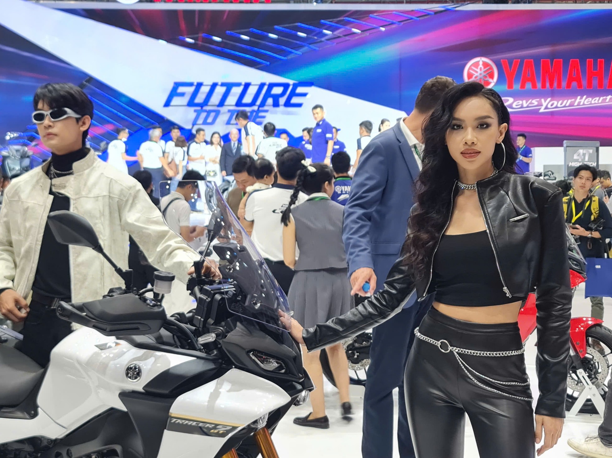 'Bóng hồng' khoe sắc tại Vietnam Motor Show 2024 - Ảnh 9.