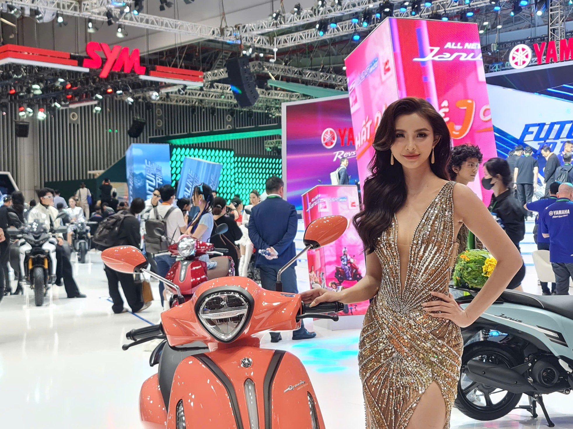 'Bóng hồng' khoe sắc tại Vietnam Motor Show 2024 - Ảnh 8.