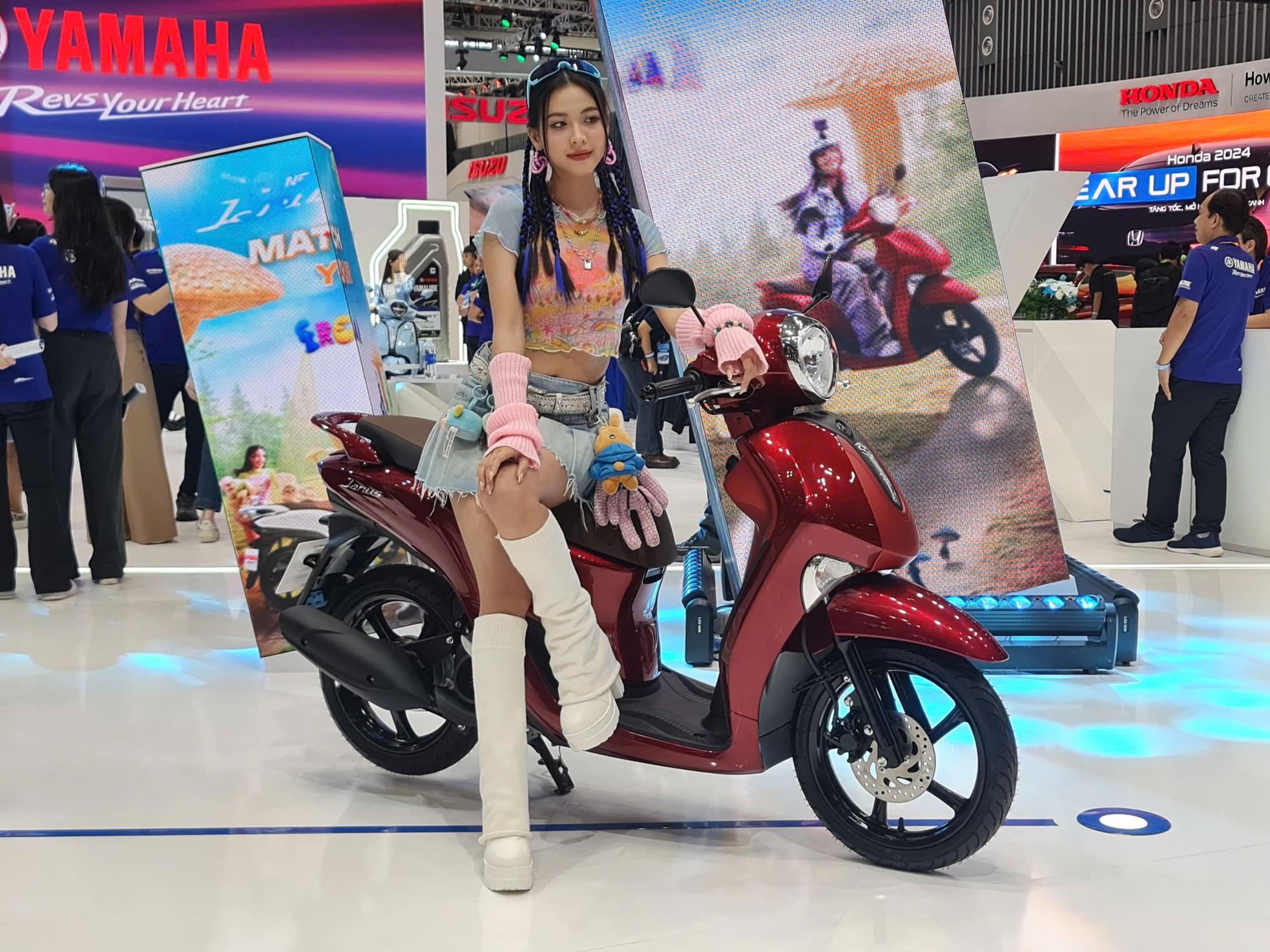 'Bóng hồng' khoe sắc tại Vietnam Motor Show 2024 - Ảnh 7.