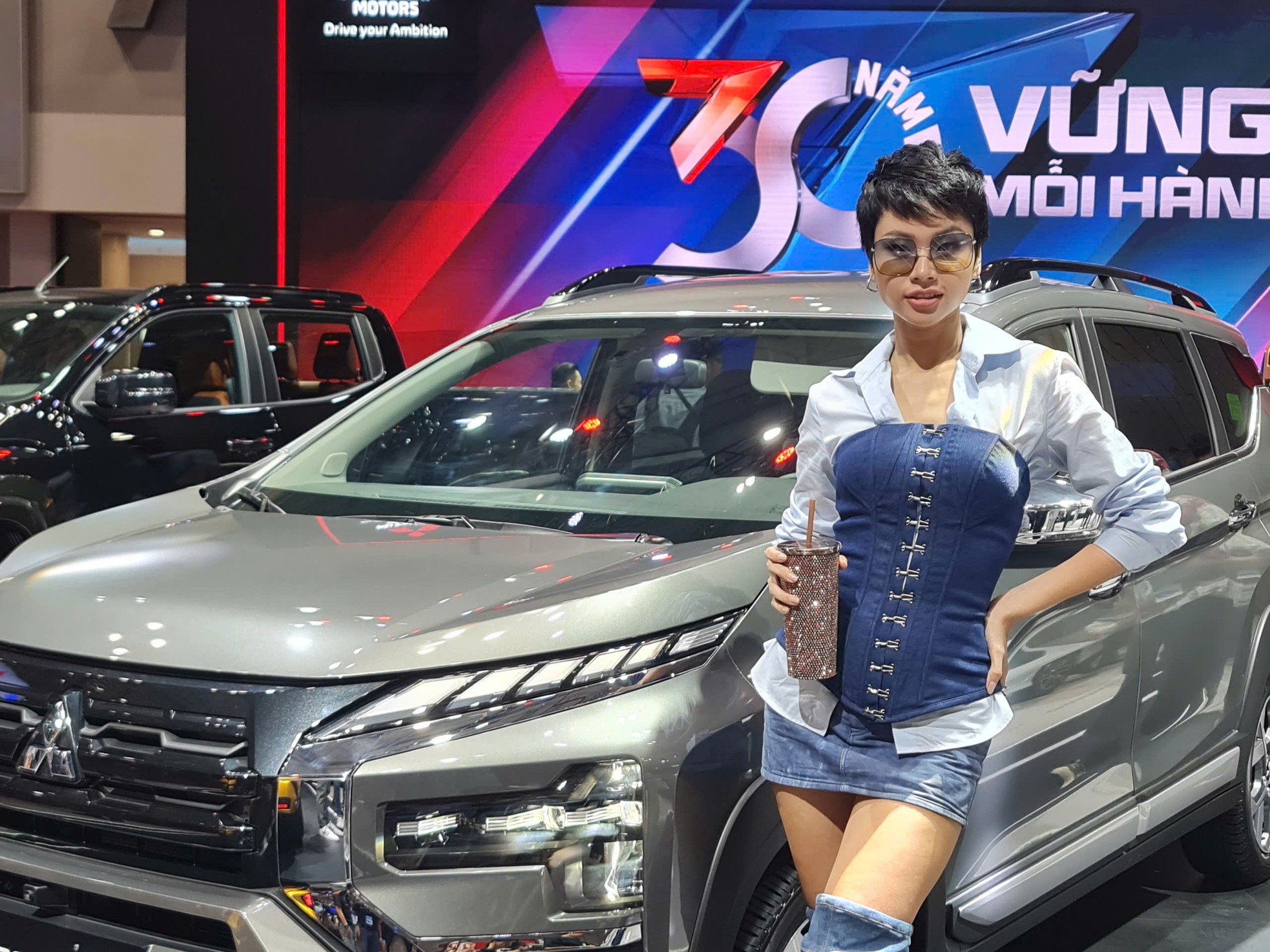 'Bóng hồng' khoe sắc tại Vietnam Motor Show 2024 - Ảnh 3.