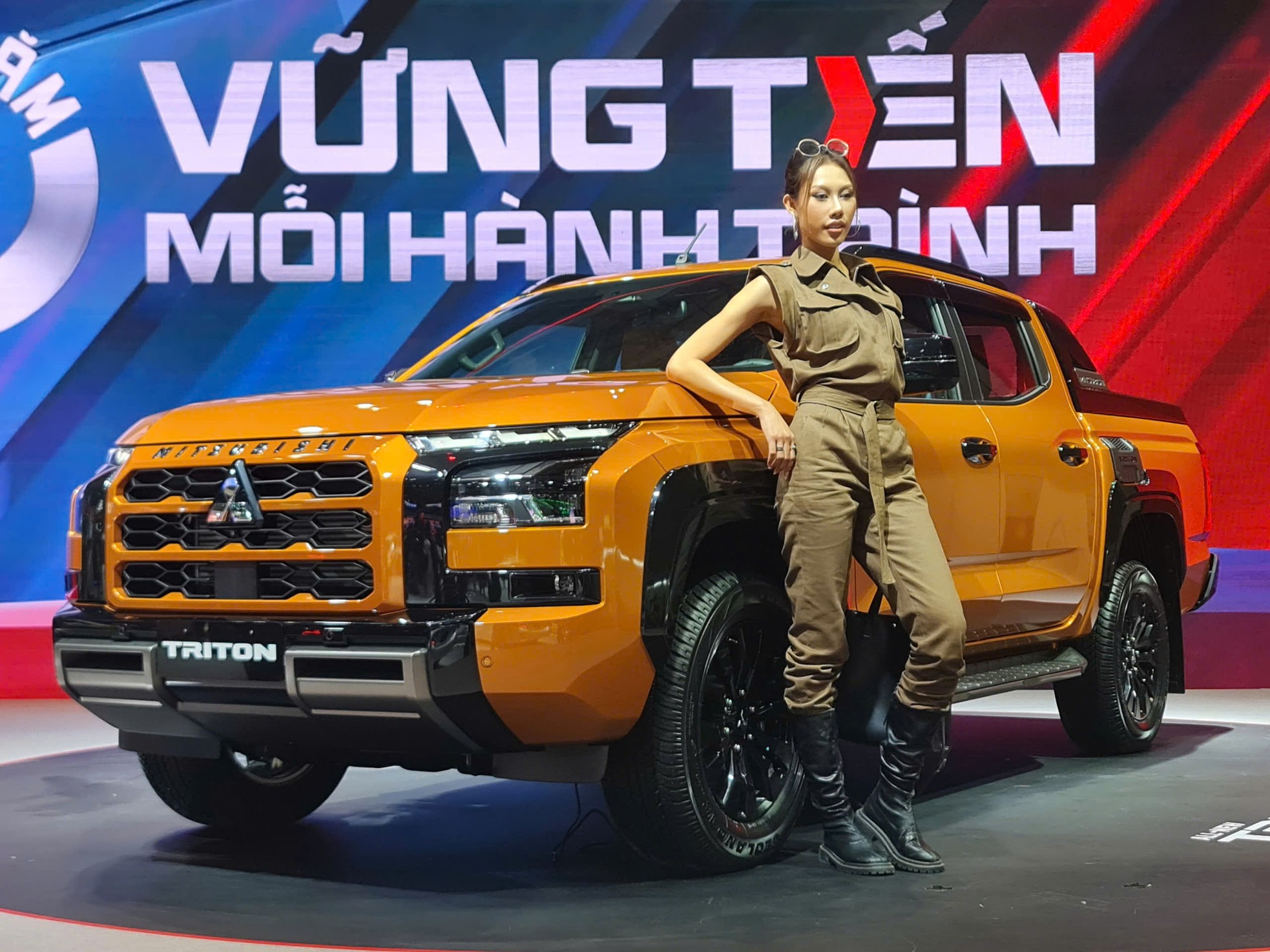 'Bóng hồng' khoe sắc tại Vietnam Motor Show 2024 - Ảnh 4.