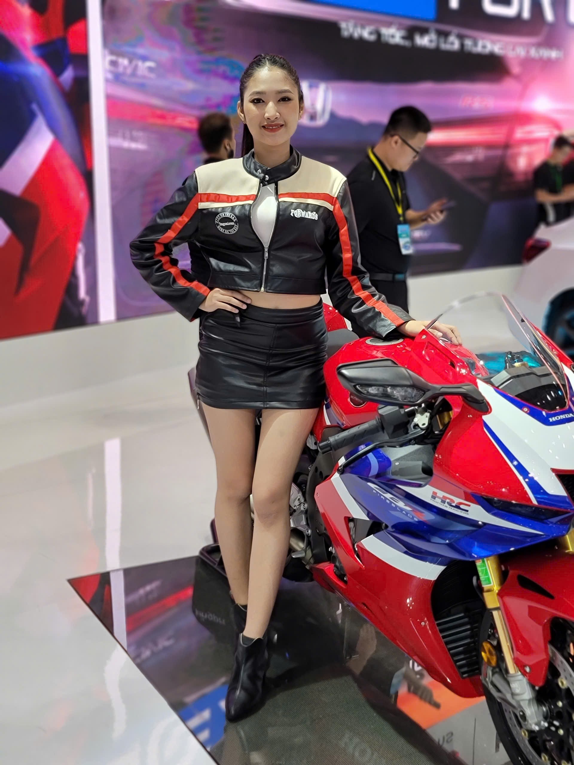 'Bóng hồng' khoe sắc tại Vietnam Motor Show 2024 - Ảnh 16.