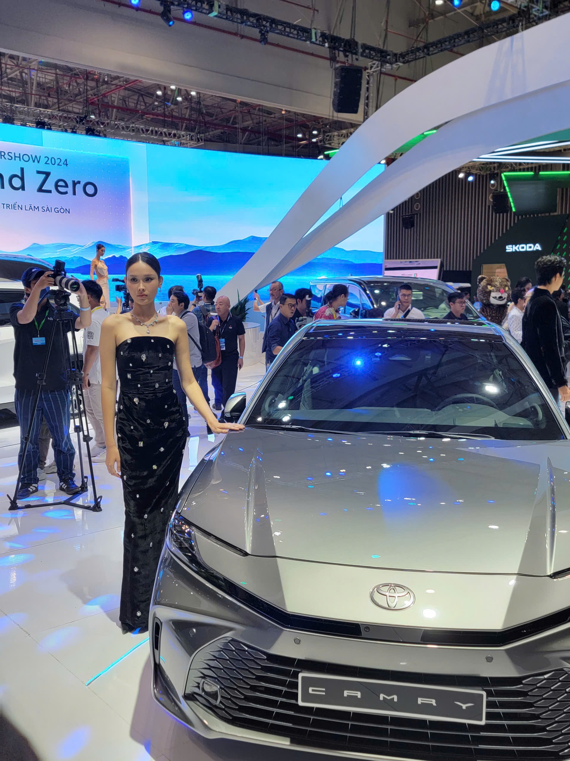 'Bóng hồng' khoe sắc tại Vietnam Motor Show 2024 - Ảnh 18.