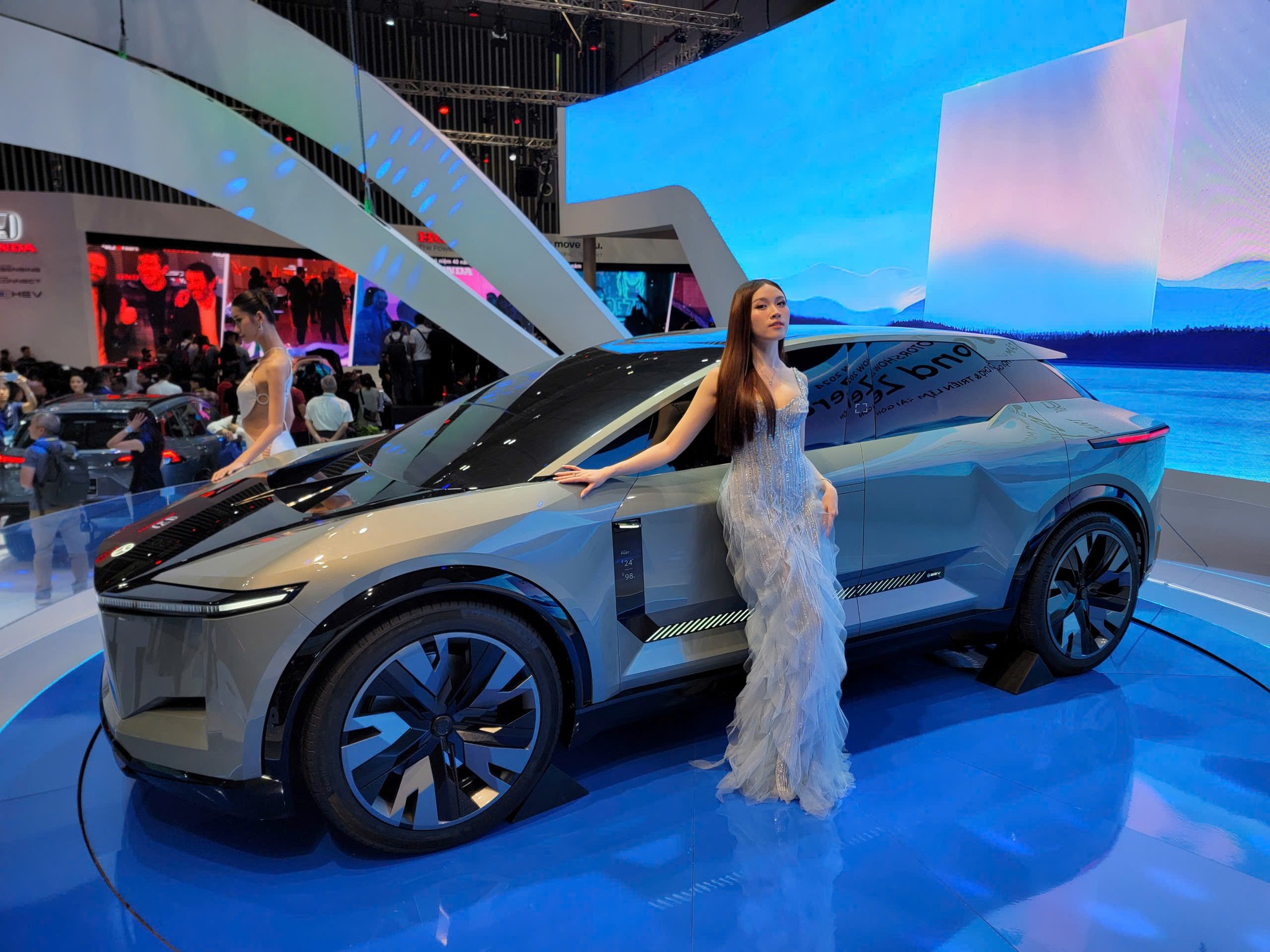 'Bóng hồng' khoe sắc tại Vietnam Motor Show 2024 - Ảnh 17.