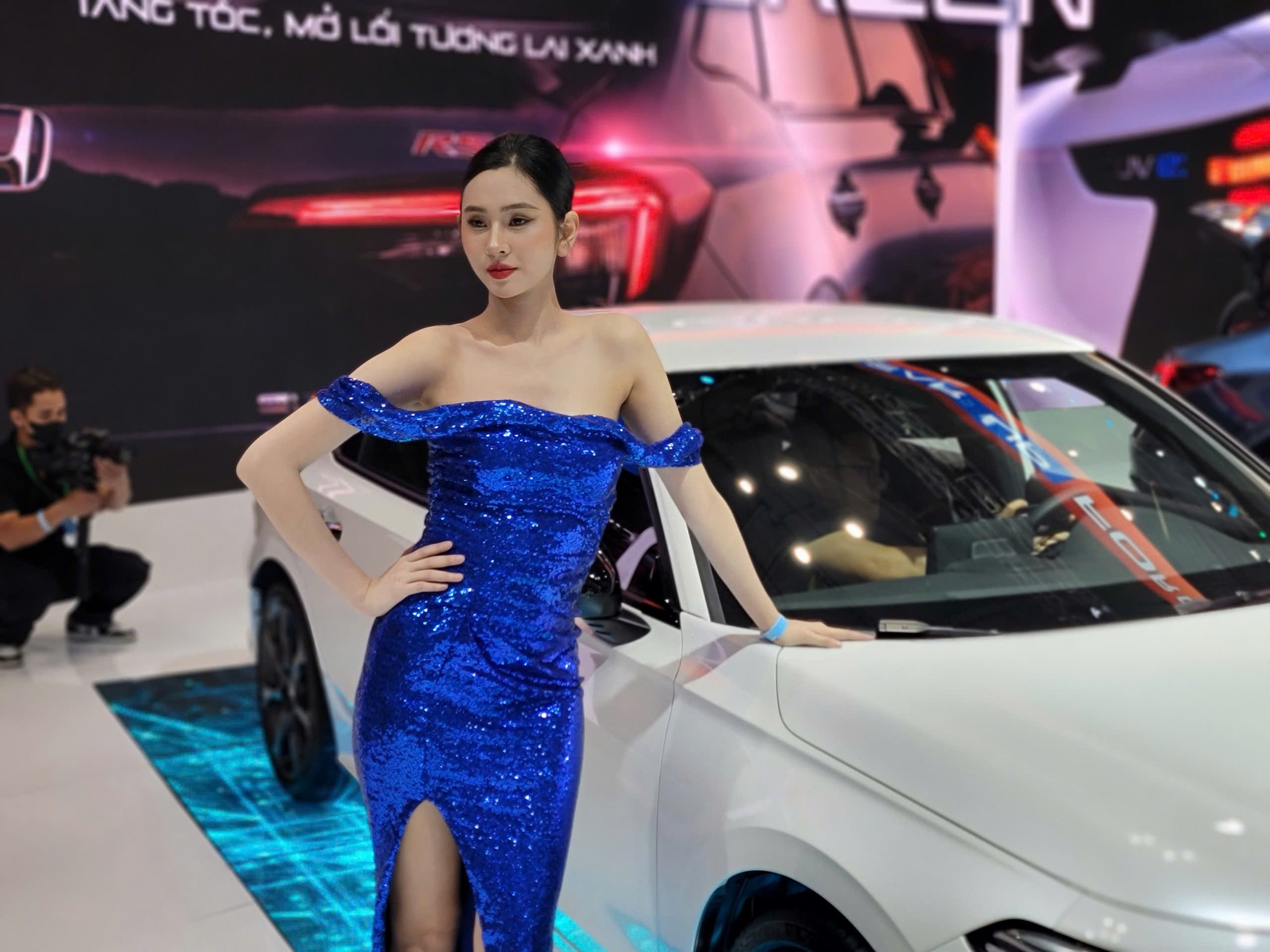 'Bóng hồng' khoe sắc tại Vietnam Motor Show 2024 - Ảnh 12.