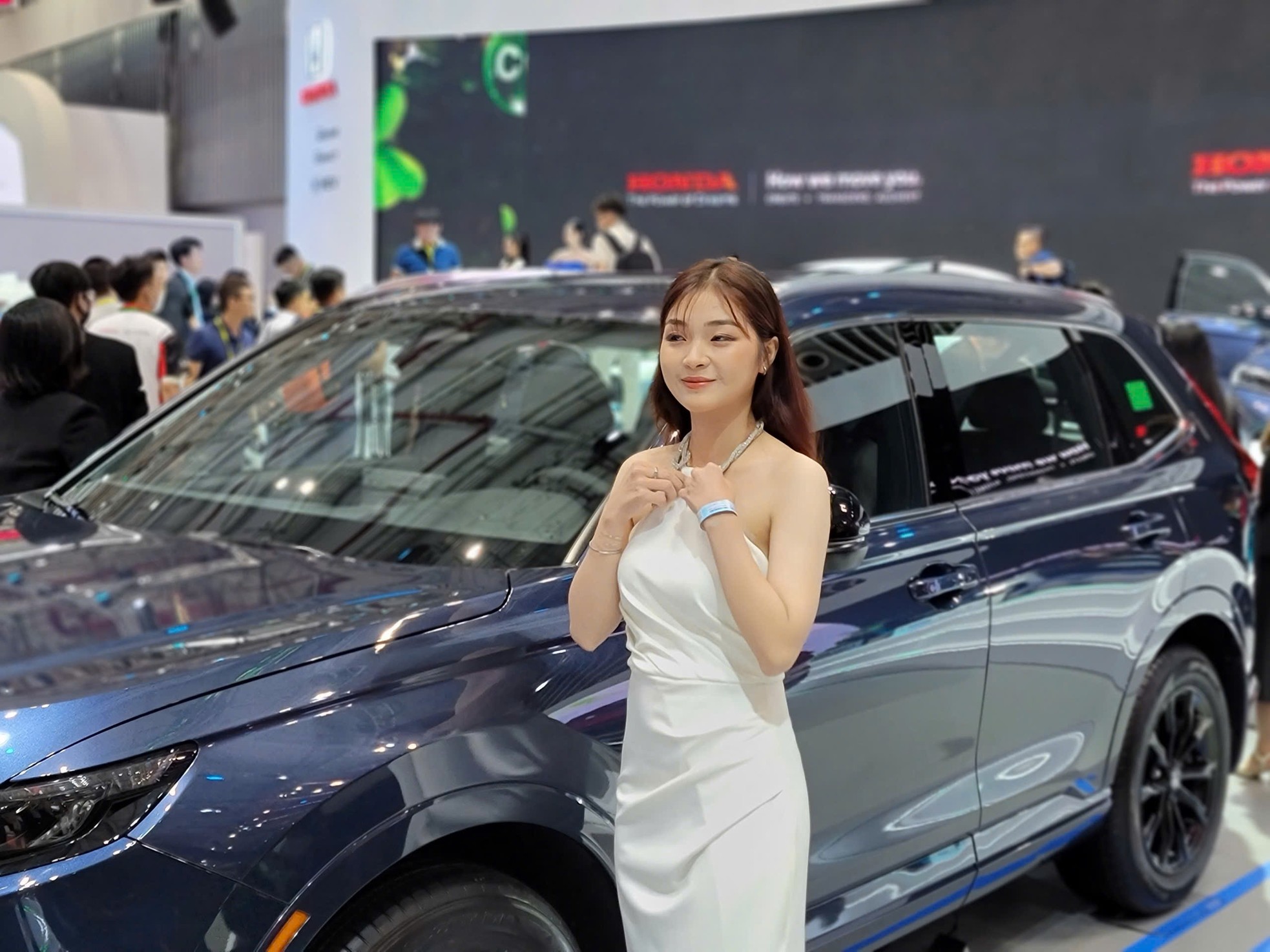 'Bóng hồng' khoe sắc tại Vietnam Motor Show 2024 - Ảnh 13.