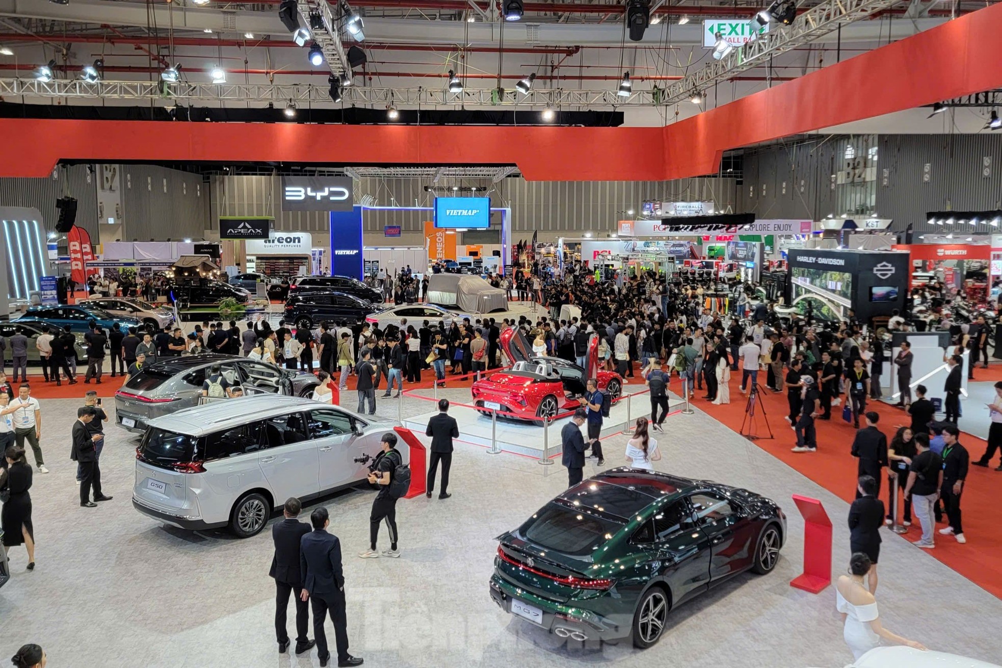 'Bóng hồng' khoe sắc tại Vietnam Motor Show 2024 - Ảnh 1.