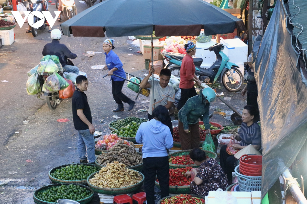 Hà Nội đón gió lạnh đầu mùa , phố phường se lạnh - Ảnh 1.