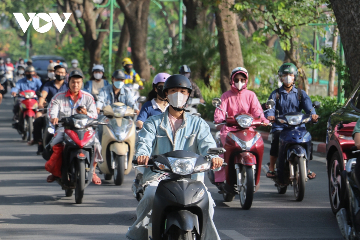 Hà Nội đón gió lạnh đầu mùa , phố phường se lạnh - Ảnh 10.