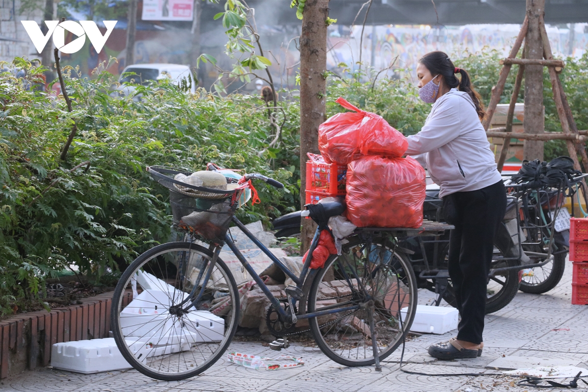 Hà Nội đón gió lạnh đầu mùa , phố phường se lạnh - Ảnh 2.