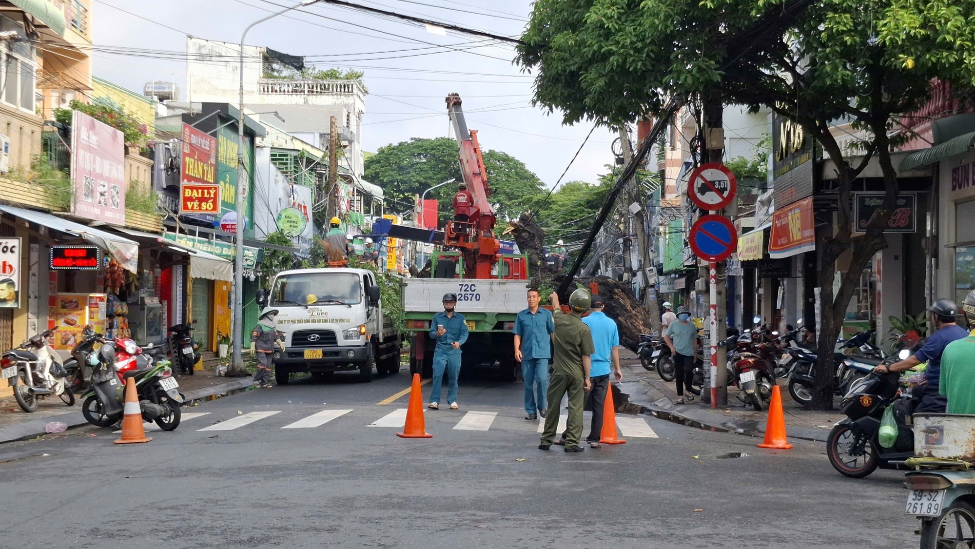 Cây cổ thụ nguy hiểm gãy đổ phong tỏa đường Lê Lai tại TP Vũng Tàu - Ảnh 5.