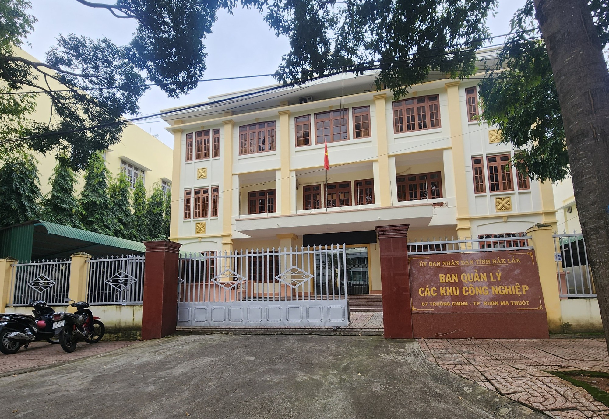 Khởi tố Trưởng Ban Quản lý các khu công nghiệp tỉnh Đắk Lắk về tội nhận hối lộ Khởi tố Trưởng Ban Quản lý các khu công nghiệp tỉnh Đắk Lắk về tội nhận hối lộ