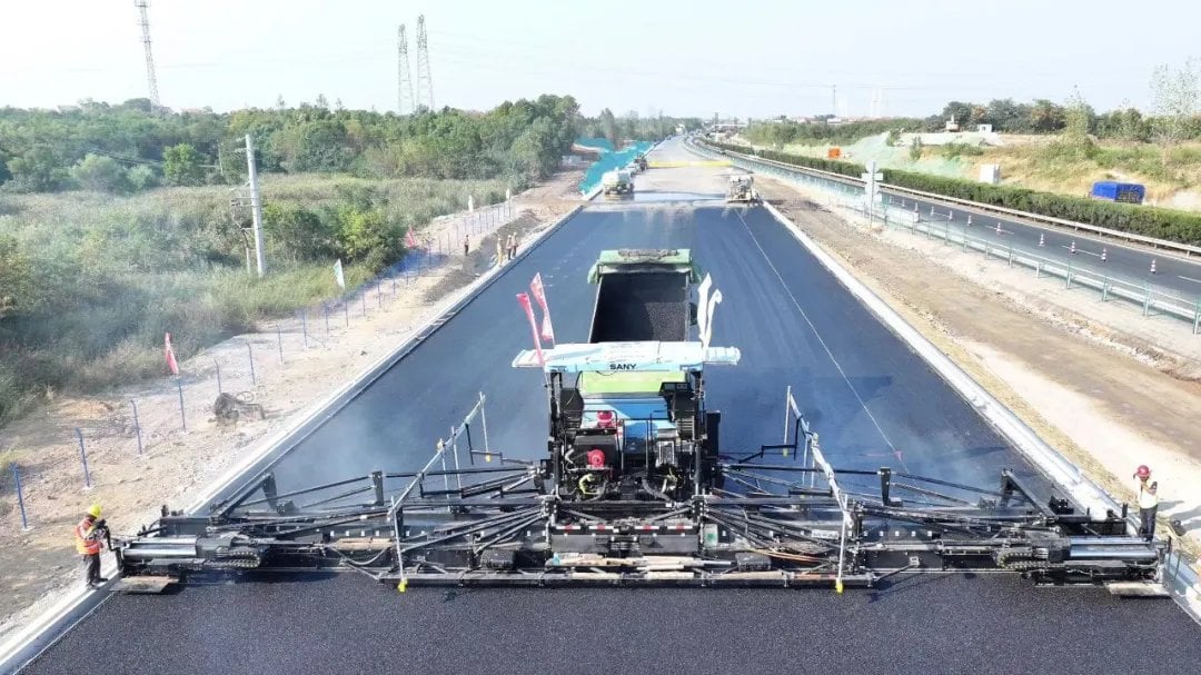 Kinh ngạc công nghệ xây dựng Trung Quốc: trải nhựa đường cao tốc bằng robot tự hành hoàn toàn, không cần người lái- Ảnh 1. Kinh ngạc công nghệ xây dựng Trung Quốc: trải nhựa đường cao tốc bằng robot tự hành hoàn toàn, không cần người lái- Ảnh 1.