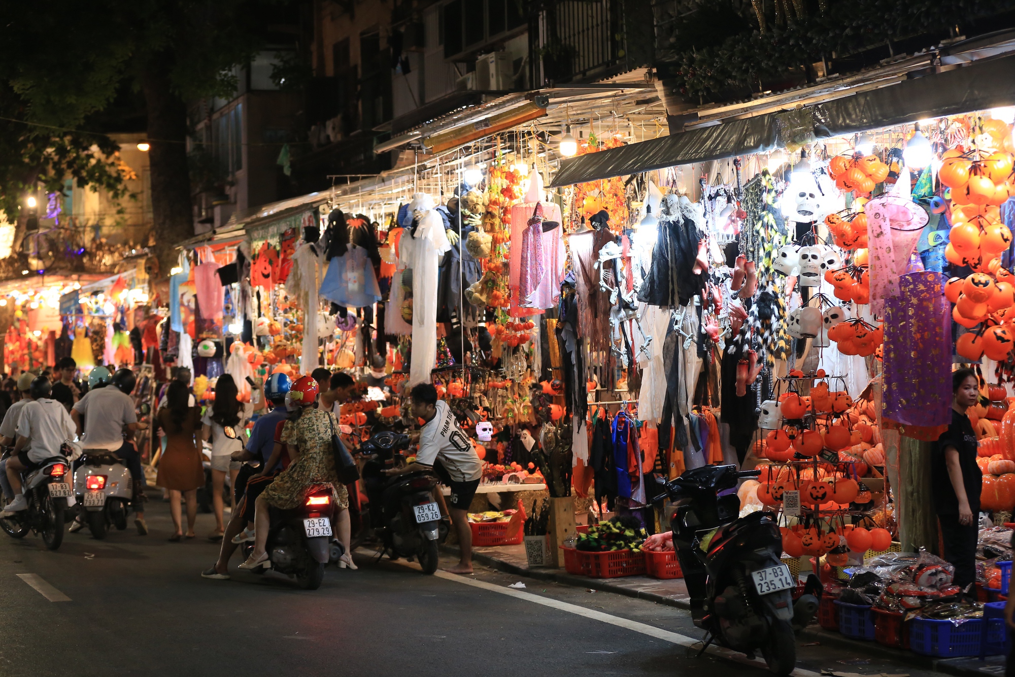 Khung cảnh "lạ" ở tuyến phố nổi tiếng Hà Nội: Đi chơi Halloween nhưng lại rất... Giáng Sinh!- Ảnh 1.