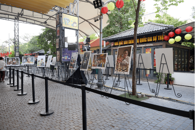 Giới trẻ Hà Nội rủ nhau check-in tại triển lãm Sống Như Nhà Đầu Tư - Ảnh 1. Giới trẻ Hà Nội rủ nhau check-in tại triển lãm Sống Như Nhà Đầu Tư - Ảnh 1.