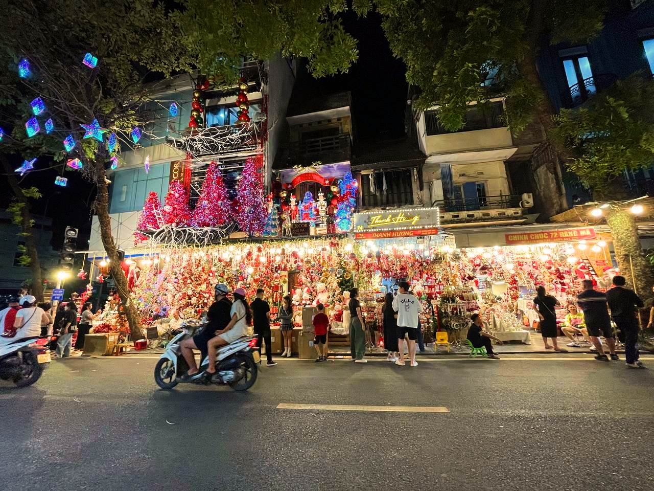 Khung cảnh "lạ" ở tuyến phố nổi tiếng Hà Nội: Đi chơi Halloween nhưng lại rất... Giáng Sinh!- Ảnh 20.