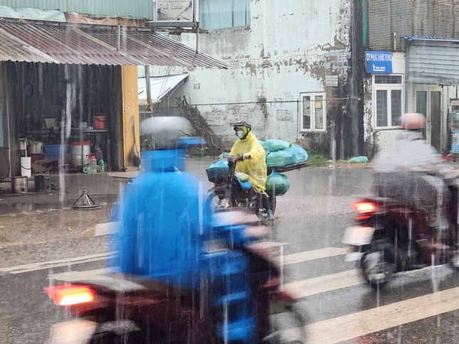 Toàn cảnh thiệt hại khi bão Trà Mi càn quét đất liền: Vỉa hè sông Hàn Đà Nẵng bị tàn phá, cây bật gốc hàng loạt - Ảnh 30.