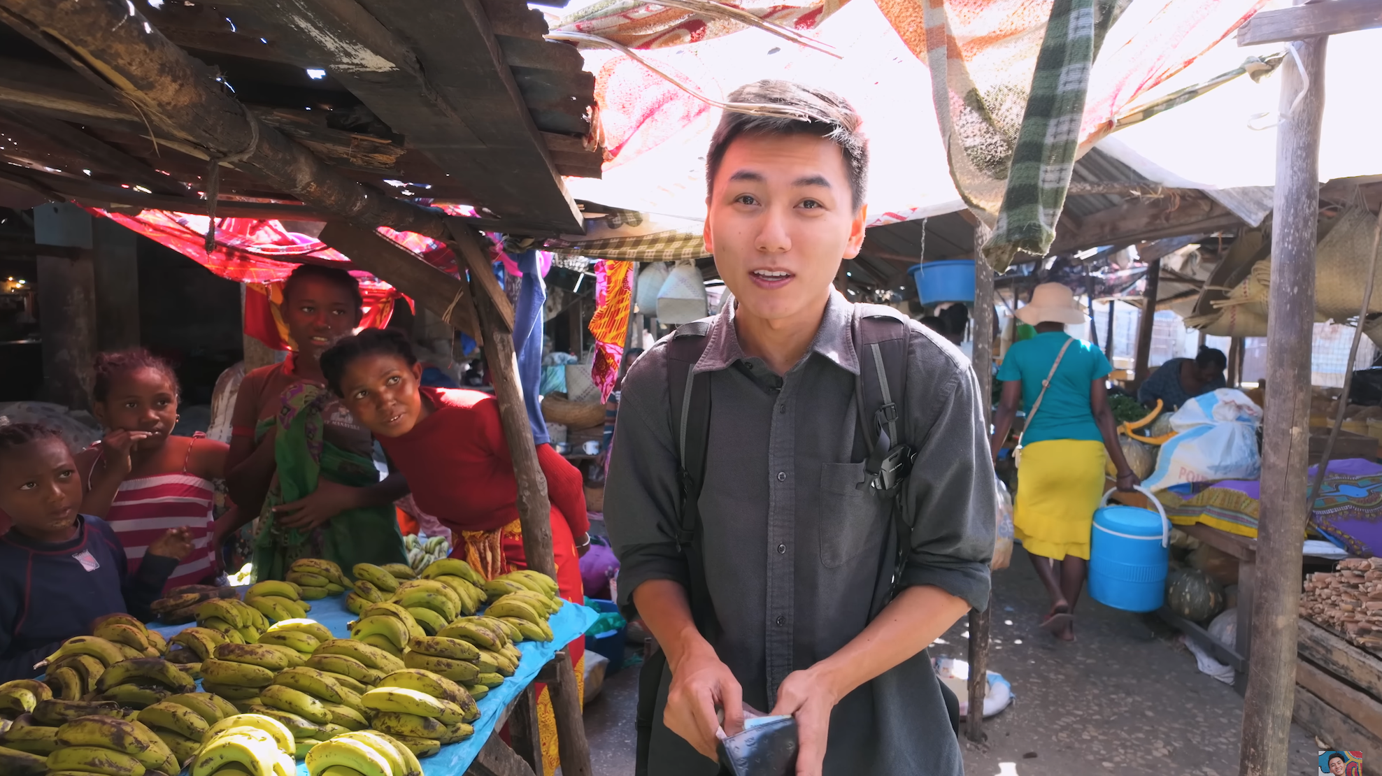 Người đàn ông lạ mặt ở Châu Phi bất ngờ làm 1 chuyện với Khoai Lang Thang ngay giữa đường, có cản cũng không được- Ảnh 5.