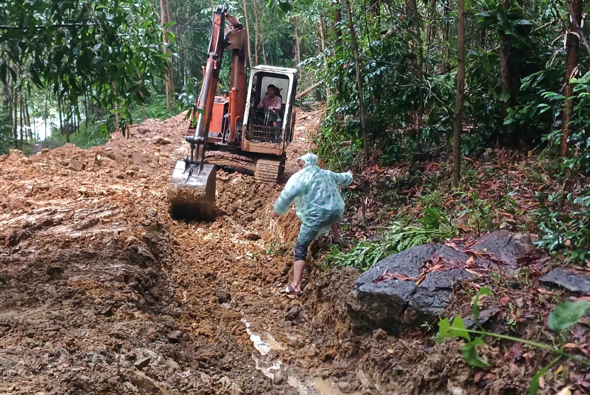 Phát hiện vệt nứt nguy hiểm sơ tán Quảng Nam đảm bảo an toàn người dân - Ảnh 4.